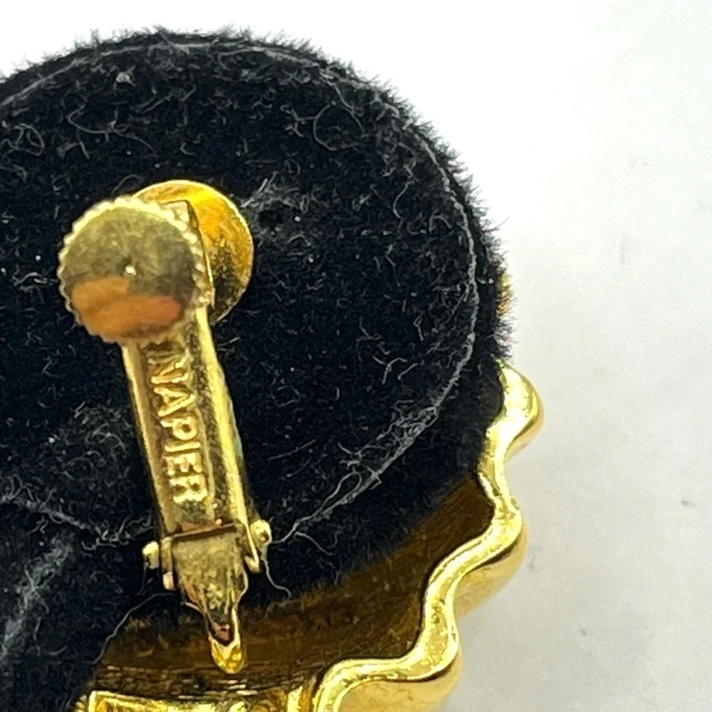 Ribbed Napier Gold Tone Shrimp Domed Chunky Earrings Large Screw back Vintage - Picture 12 of 13